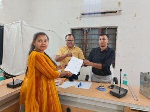 जनपद अध्यक्ष की कमान लेते हुए उसूर ब्लॉक के Sdm और जनपद सीईओ से पूर्णमा तेलम।