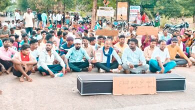 भीम आर्मी के लोग धरने पर बैठे