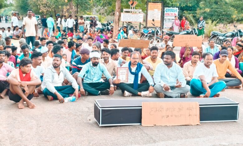 भीम आर्मी के लोग धरने पर बैठे