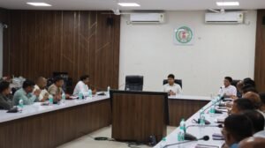 अधिकारियों से सरकार की योजनाओं पर समीक्षा